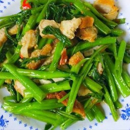 ผักบุ้งหมูกรอบ