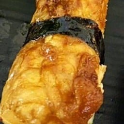 ซูชิทองแซลมอนย่างราดซอสอุนางิ