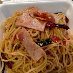 สปาเก็ตตี้แฮมผัดพริกแห้งทอดกรอบ