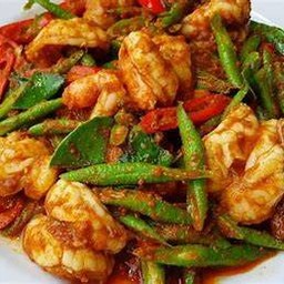 ผัดพริกแกงกุ้ง ปลาหมึก ใส่ถั่ว เป็นกับ
