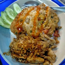ไก่กระเทียมราดข้าวไข่เจียว