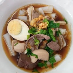 ก๋วยเตี๋ยวต้มยำไข่ยางมะตูมเจ้หลิง หน้าโรงพยาบาลศูนย์ลำปาง