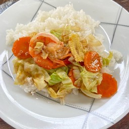 ผัดผักรวมกุ้งราดข้าว