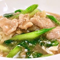 ราดหน้า   ผัดซีอิ้ว  บ้านโขด
