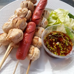 ลูกชิ้นปิ้งทอดน้ำจิ้มโบราณลูกค้าสั่งในได้