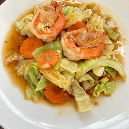ผัดผักรวมกุ้งกับข้าว