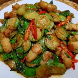 ผัดมะเขือ(หมูหรือไก่)โปรดระบุค่ะ ใส่โหระพาราดข้าว