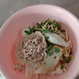 ก๋วยเตี๋ยวรวมหมูแผ่น น้ำ