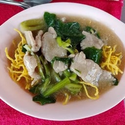 ราดหน้าหมี่กรอบหมูหมัก