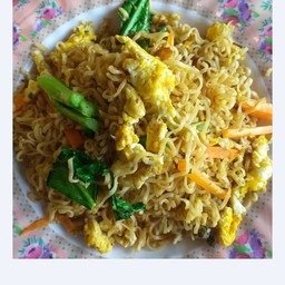 ผัดมาม่าหมูใส่ไข่ทรงเครื่อง