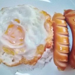 ข้าวไข่ดาว กับไส้กรอกทอด (เมนูเจ้าตัวเล็ก)