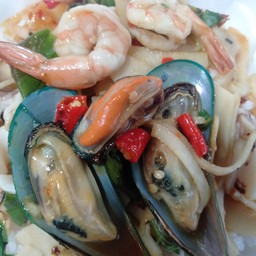 ข้าวราดกะเพราทะเลหน่อไม้ดอง