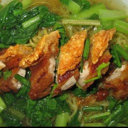 หมี่เหลืองเกี๊ยวหมูกรอบน้ำ