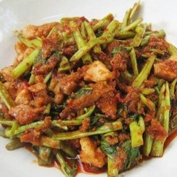 ข้าวราดผัดเผ็ดผักบุ้ง