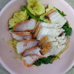 บะหมี่เกี๊ยวหมูแดง หมูกรอบ