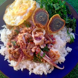 ข้าวกะเพรารวมมิตรรวมไข่