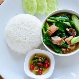 ข้าวราดผัดคะน้า