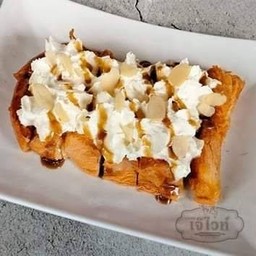 เนยนมข้นวิปครีมราดคาราเมลอัลมอนด์