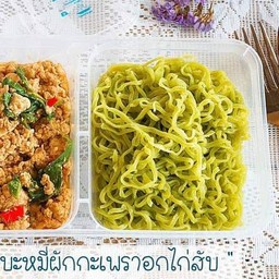 บะหมี่ผักกะเพราอกไก่สับ