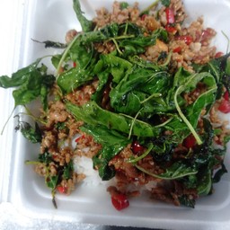 ข้าวราดกะเพรากรอบเต้าหู้ทอดหมูสับ