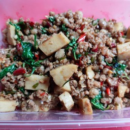 ผัดกระเพราหมูสับชนหมูยอ((กับข้าว))