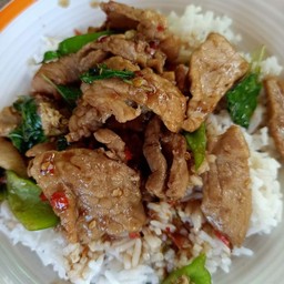 กระเพราหมูหมัก