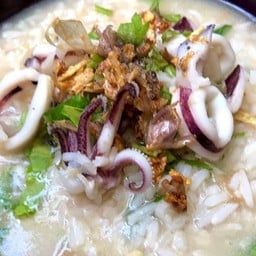 ข้าวต้มปลาหมึกทรงเครื่อง