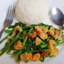 ข้าวราด ผัดผักบุ้งปลาสลิดกรอบ