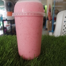 สตอเบอรี่สมูทตี๋นมสด