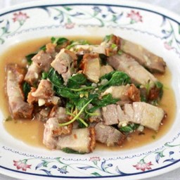 กระเพราหมูกรอบ