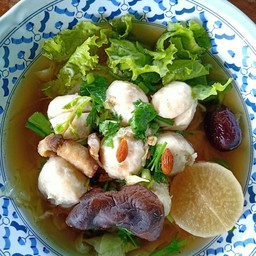 ก๋วยเตี๋ยวลูกชิ้นหมู