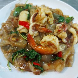 เส้นใหญ่ผัดขี้เมาทะเล (กุ้ง+ปลาหมึก)