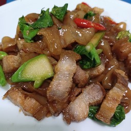คะน้าหมูกรอบผัดเส้นใหญ่
