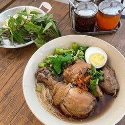 ก๋วยเตี๋ยวไก่ตุ๋น  ( Stewed chicken noodle )