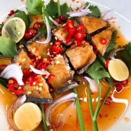 ยำอินทรีย์แดดเดียวทอด