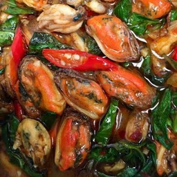 หอยแมลงภู่ ผัดพริกแกง ใส่ใบโหระพา+++ แบบกับข้าว+++