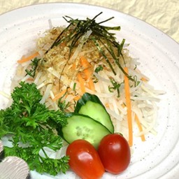 สลัดหัวไชเท้า (Daikon Salad)