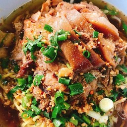 ก๋วยเตี๋ยวต้มยำขาหมู-น้ำ