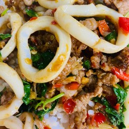 กะเพราเนื้อโคขุน+หมึกราดข้าว