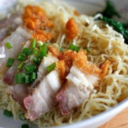 บะหมี่ แห้ง หมูกรอบ