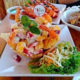 สลัดกุ้งตะกร้าเผือกทอด