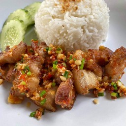 สามชั้นผัดพริกเกลือราดข้าว