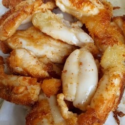 ยำไข่หมึกกล้วยทอดใส่น้ำปลาร้าแซบๆ นัวๆ