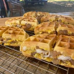 วาฟเฟิลไส้ทะลัก by ปั้นกะปุณณ์