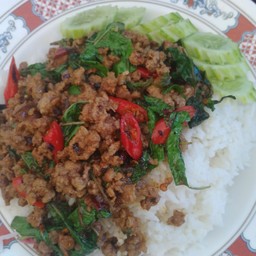 ข้าวราดกระเพราเนื้อโคขุน+ดาว(หรือไข่ต้ม)