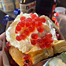 ปังปิ้งเนยและวิปครีมเยลลี่แดง