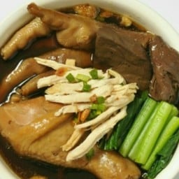 ก๋วยเตี๋ยวไก่ตุ๋นยาจีน