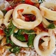 ข้าวกะเพราหมึก