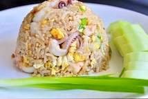ข้าวผัดปลาหมึก
