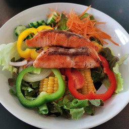 สลัดแซลมอนย่าง ชิ้น 100 กรัม